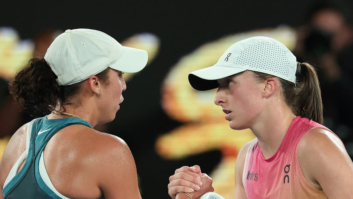 Madison Keys and Iga Swiatek embrace