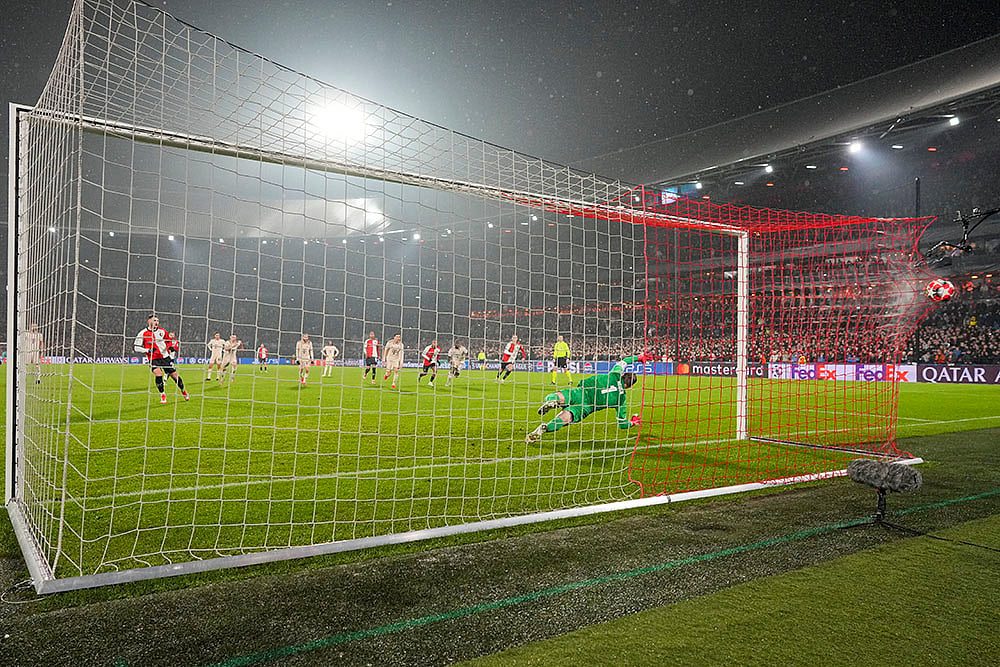 | Photo: AP/Peter Dejong : Champions League 2024-25: Feyenoord's Santiago Gimenez, left, scores his side's second goal