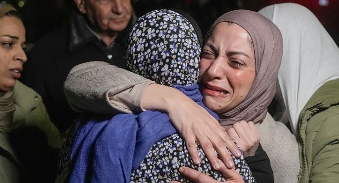 Freed Palestinians reunited with families 