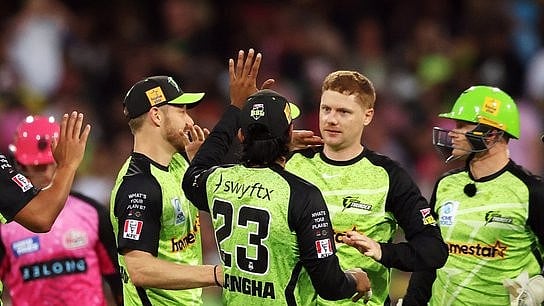 X/ThunderBBL : Sydney Sixers celebrate.