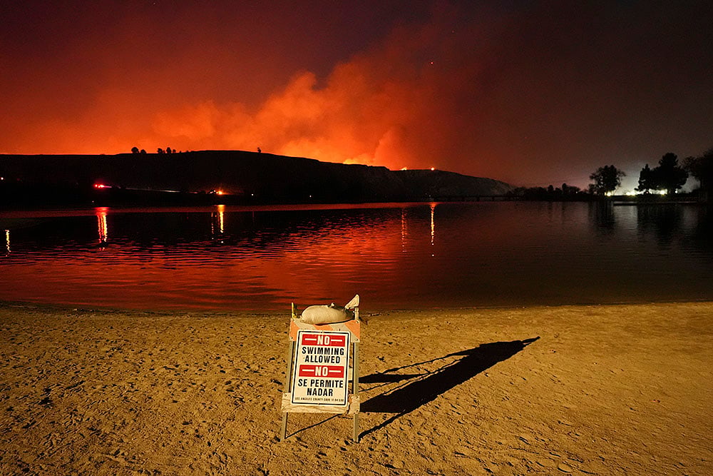 | Photo: AP/Jae C. Hong : Hughes Fire