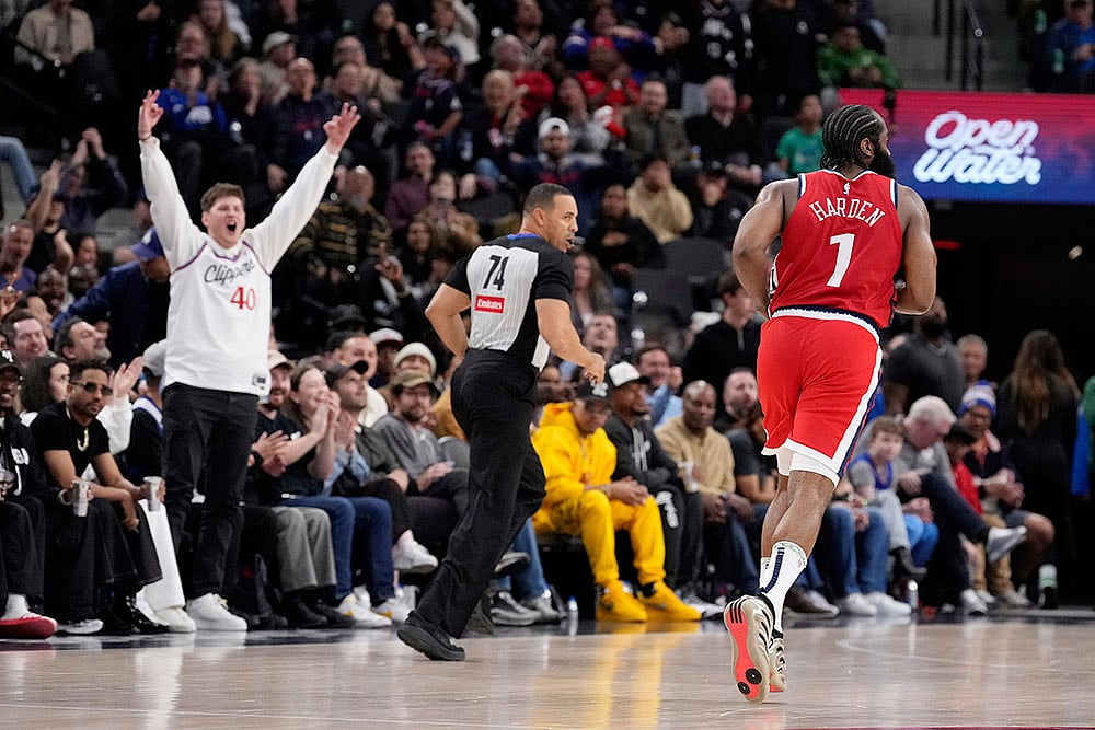 NBA Basketball Game: Milwaukee Bucks vs Los Angeles Clippers