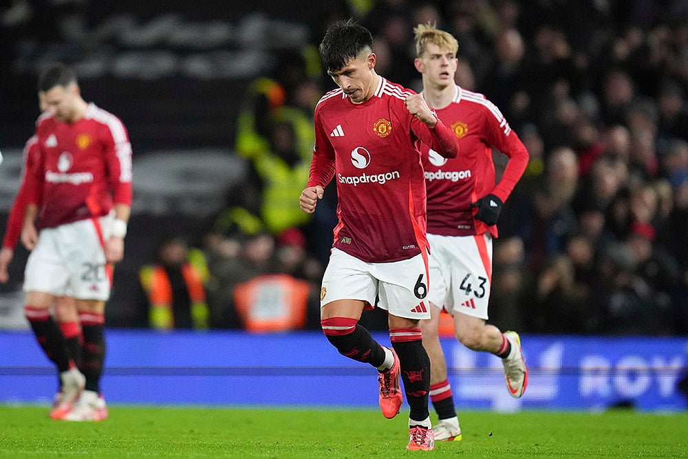 English Premier League soccer Fulham vs Manchester United match gallery: Lisandro Martinez