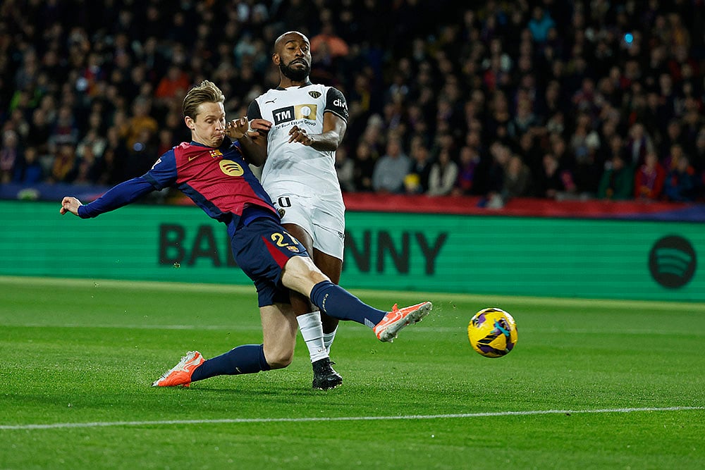 Spain Soccer La Liga FC Barcelona vs Valencia CF match photo: Frenkie de Jong