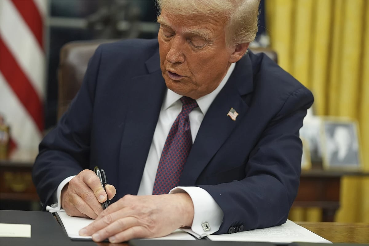 AP : Donald Trump signs executive order on birthright citizenship