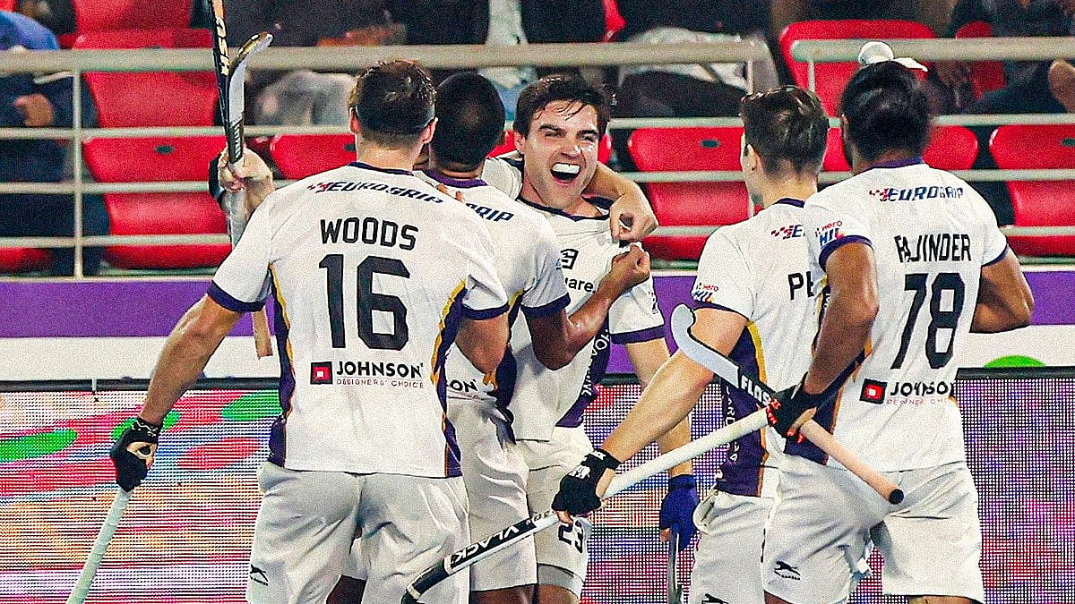 X/HToofans : Hyderabad Toofans players celebrating.