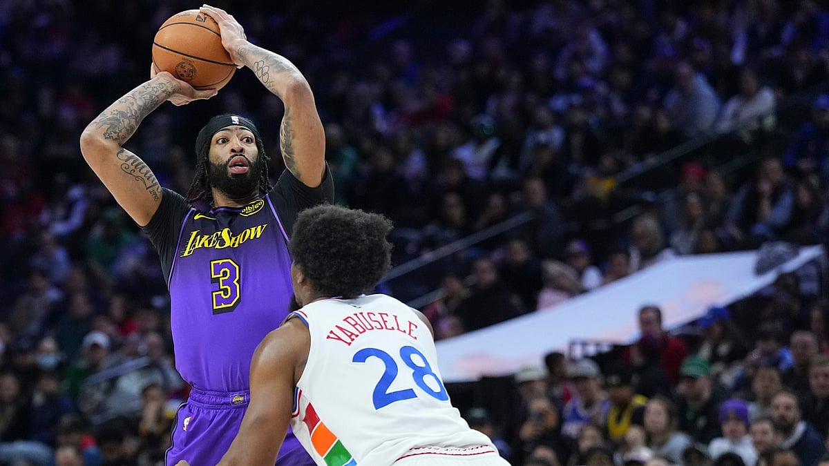 Los Angeles Lakers center Anthony Davis holds the ball vs. the Philadelphia 76ers on Jan. 28, 2025. - null