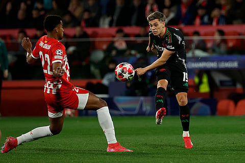 Champions League 2024-25: Arsenal's Leandro Trossard is challenged by Girona's Jhon Solis 