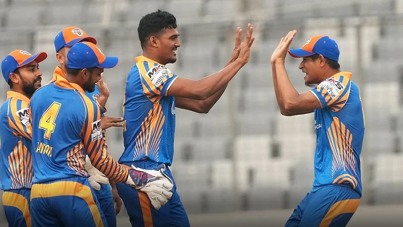 Khulna Tigers celebrate a Rangpur Riders wicket.