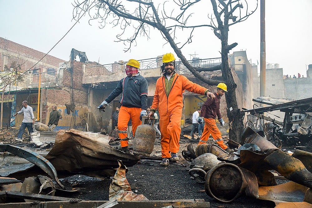 Truck carrying gas cylinders catches fire
