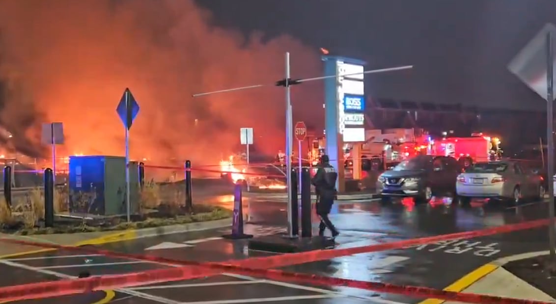 X/acnewsitics : Philadelphia plane crash sets homes ablaze