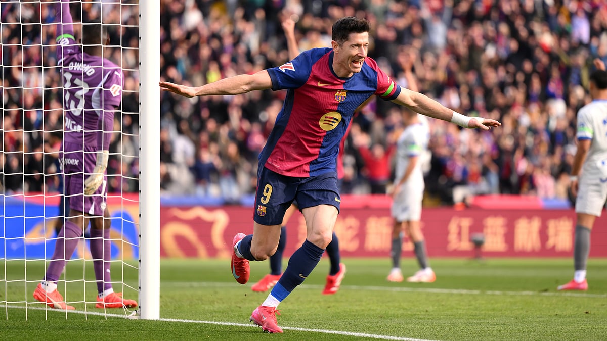 Robert Lewandowski celebrates his goal against Deportivo Alaves