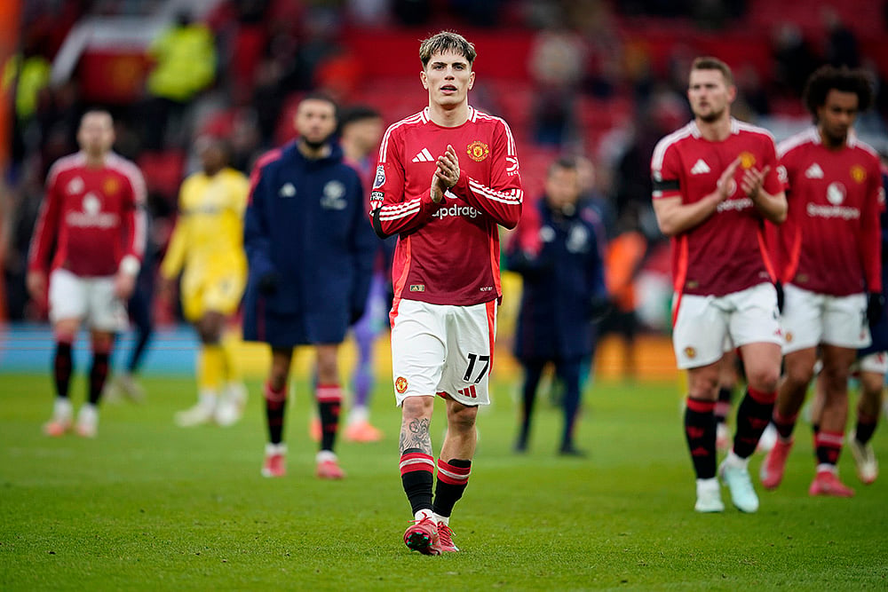 | Photo: AP/Dave Thompson : English Premier League 2024-25: Man United's Alejandro Garnacho and teammates acknowledge the applause from the fans