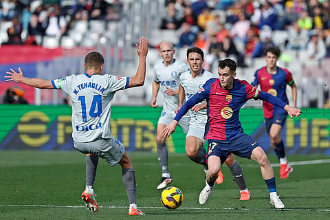 La Liga 2024-25: Barcelona's Marc Casado, 4th left, takes on Alaves' Nahuel Tenaglia