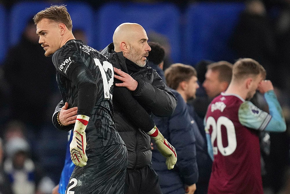 | Photo: AP/Kirsty Wigglesworth : EPL 2024-25: Chelsea Enzo Maresca embraces Chelsea's goalkeeper Filip Joergensen 