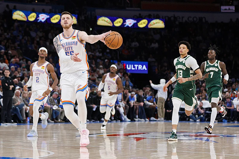NBA basketball game Oklahoma City Thunder vs Milwaukee Bucks: Isaiah Hartenstein