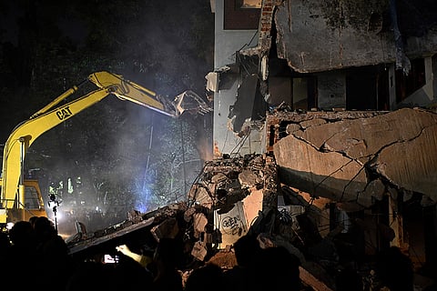 Bangladesh: Protesters try to demolish father of Hasina's home