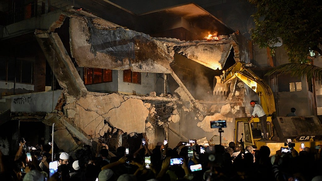 AP : Protesters use heavy machinery to demolish the residence of Sheikh Mujibur Rahman, Bangladesh's former leader and the father of the country's ousted Prime Minister Sheikh Hasina, at Dhanmondi in Dhaka, Bangladesh, Thursday, Feb. 6, 2025. 