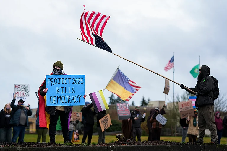 Protest near the Washington State Capitol building - | Photo: AP/Lindsey Wasson