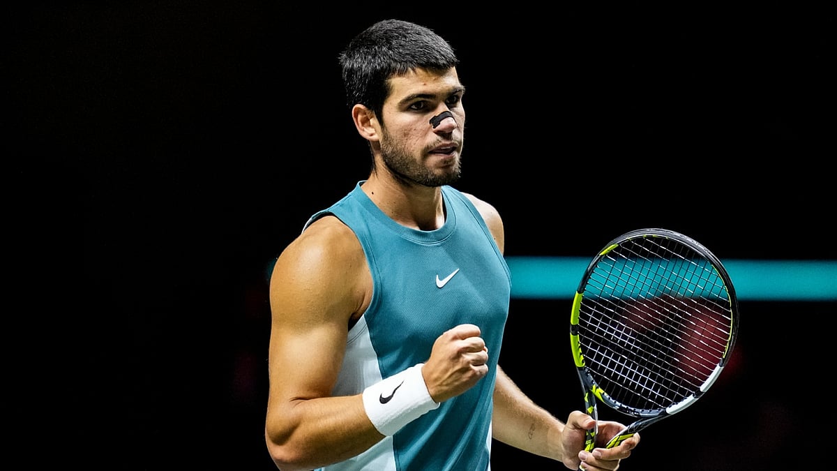 Carlos Alcaraz cruised into the last eight