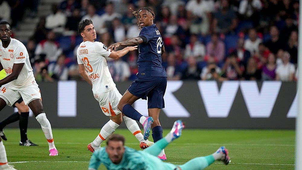 | Photo: AP/Thibault Camus : Paris Saint-Germain: PSG's Bradley Barcola, right, scores the opening goal
