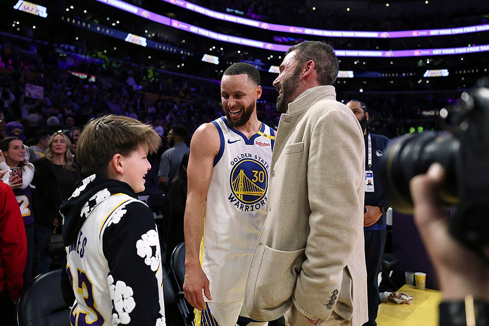 NBA 2024-25: State Warriors guard Stephen Curry with Ben Affleck and Samuel Garner Affleck  - | Photo: AP/Kevork Djansezian