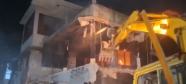 X/@pooja_news : Mobs setting fire and dismantling the hours of Sheikh Mujibur Rahman in Bangladesh