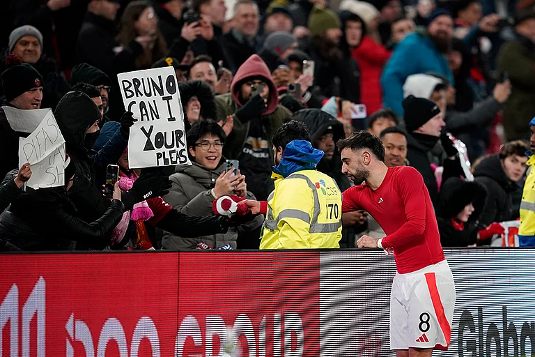 FA Cup: Manchester United's Bruno Fernandes passes his t-shirt to fans - | Photo: AP/Dave Thompson