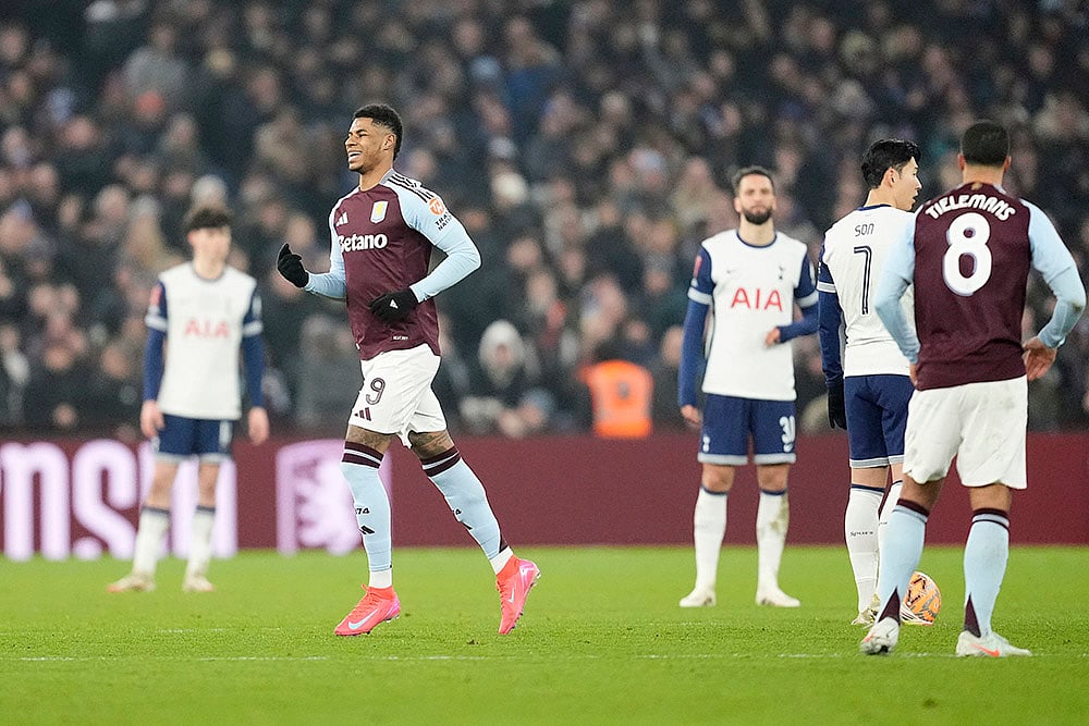 FA Cup Fourth Round Football match Aston Villa and Tottenham Hotspur: 