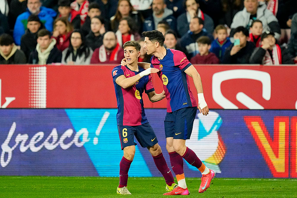 | Photo: AP/Jose Breton : La Liga 2024-25: Barcelona's Robert Lewandowski celebrates with Gavi after scoring the opening goal