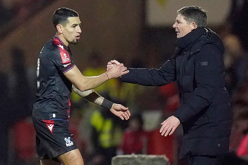| Photo: Danny Lawson/PA via AP : FA Cup Fourth Round: Crystal Palace's Daniel Munoz shakes hands with manager Oliver Glasner