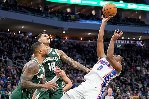 NBA 2024-25: 76ers' Tyrese Maxey (0) shoots against Bucks' Damian Lillard and Kyle Kuzma