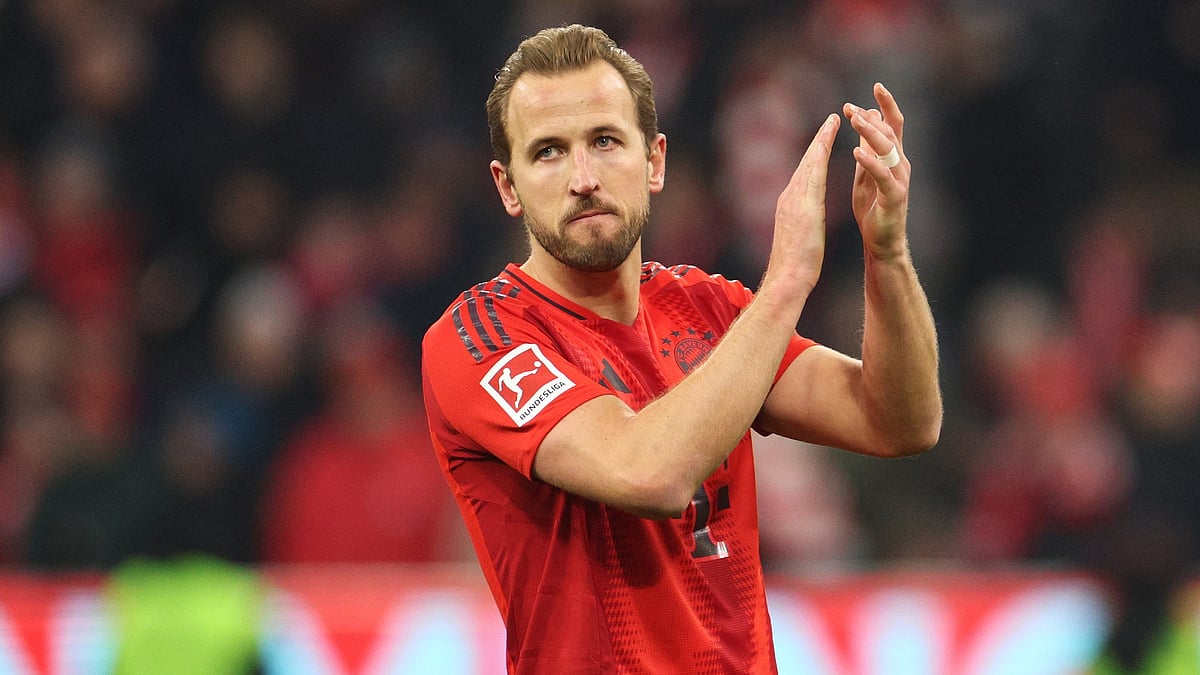 Harry Kane applauds the Bayern Munich fans. - null