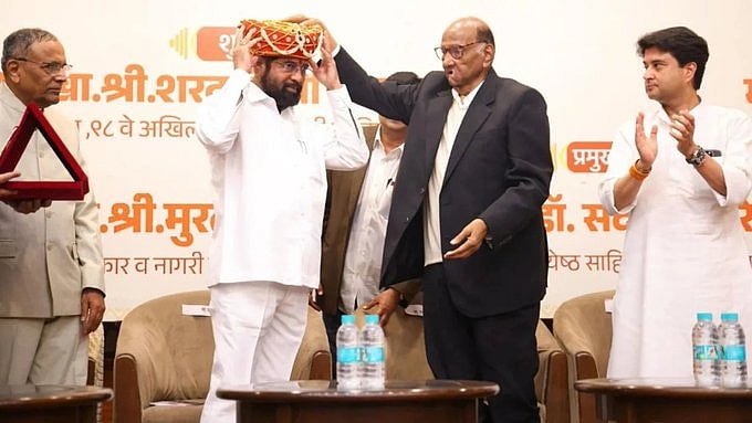 X/@thenewsdrum : NCP (SCP) president Sharad Pawar felicitates Eknath Shinde on the occasion of the 98th All India Marathi Literary Conference