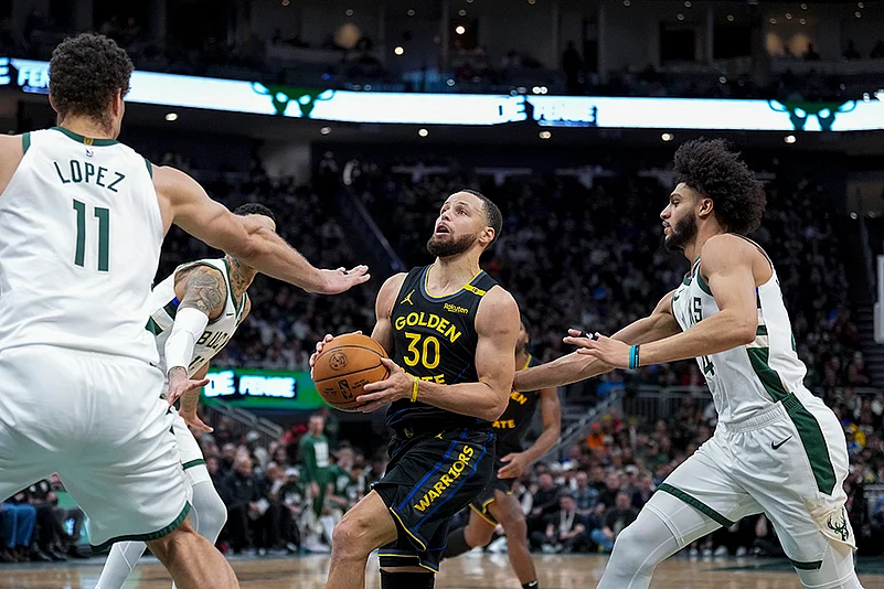 NBA Bakstball Golden State Warriors vs Milwaukee Bucks Basketball: Stephen Curry