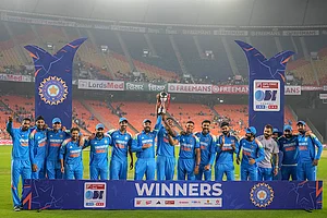 | Photo: AP/Ajit Solanki : IND vs ENG 3rd ODI: Indian players posses with the trophy