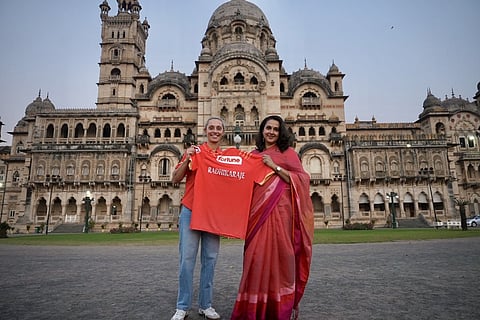 Gujarat Giant captain Ashleigh Gardner presenting a jersey to Maharani Radhikaraje Gaekwad at Laxmi Vilas Palace.