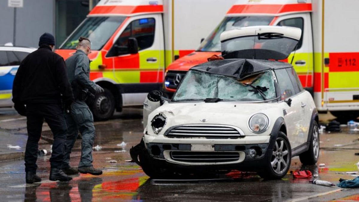 | Photo: X : 28 Injured After Car Rams Into Crowd In Munich, Driver Detained