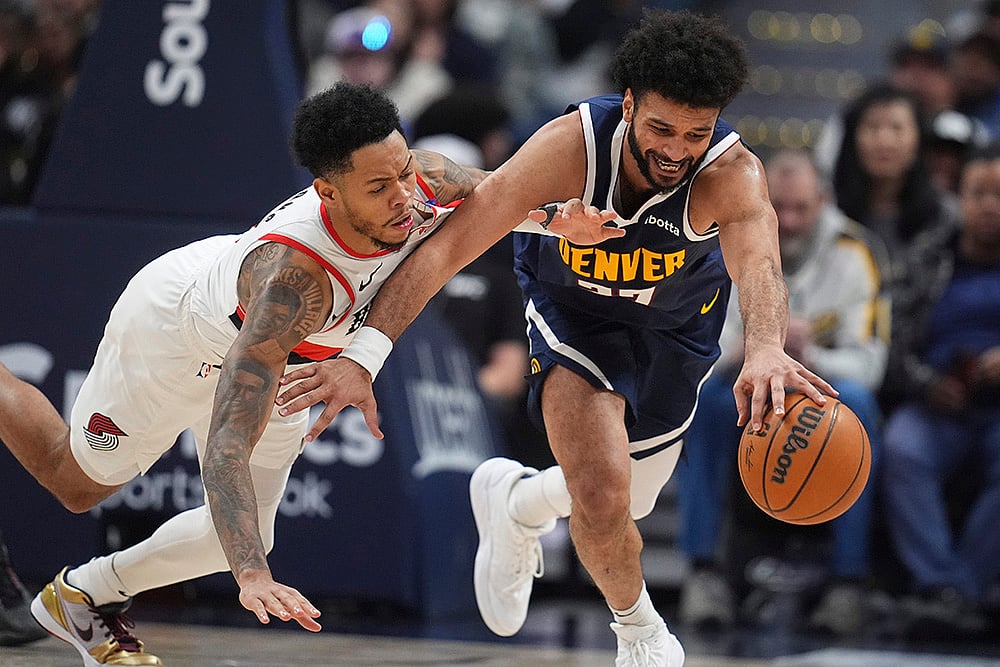 | Photo: AP/David Zalubowski : NBA 2024-25: Nuggets guard Jamal Murray collects a loose ball as Trail Blazers guard Anfernee Simons defends 