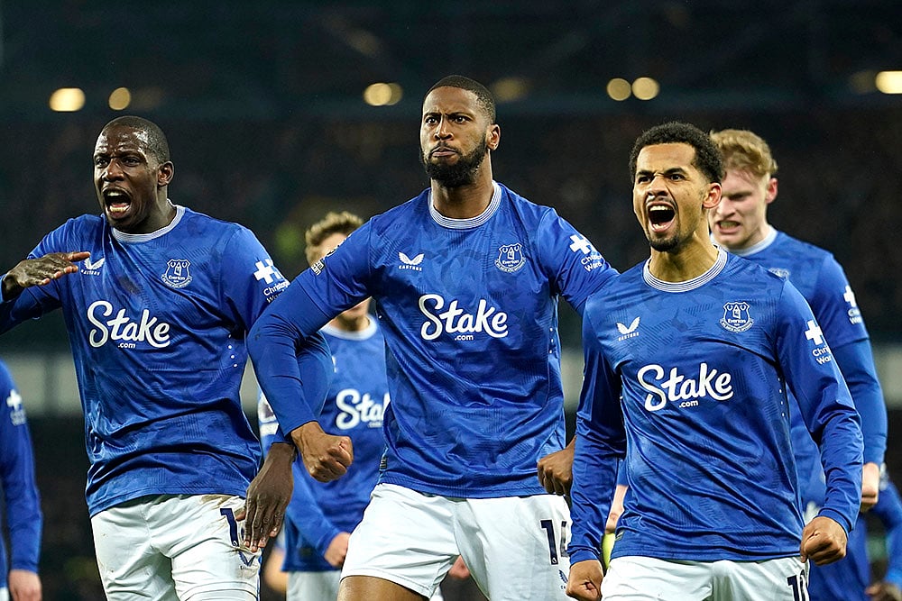 | Photo: AP/Dave Thompson : EPL 2024-25: Everton's Beto celebrates with teammates after scoring his side's opening goal 
