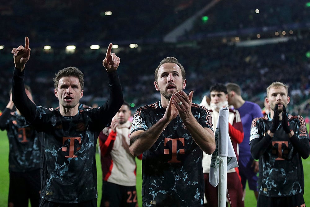 | Photo: AP/Scott Heppell : Champions League playoff first leg: Bayern's Thomas Mueller, from left, Harry Kane, and Konrad Laimer applaud to supporters 