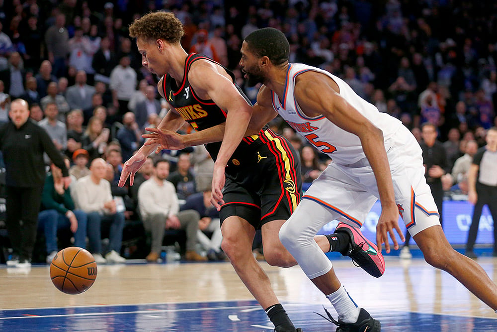 | Photo: AP/John Munson : NBA 2024-25: Hawks guard Dyson Daniels steals the inbounds pass from Knicks guard Mikal Bridges