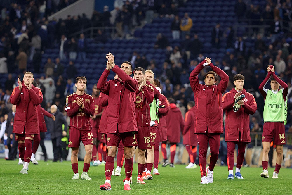 | Photo: AP/Luis Vieira : Europa League playoff 1st Leg: Roma players applaud the fans at the end of the match