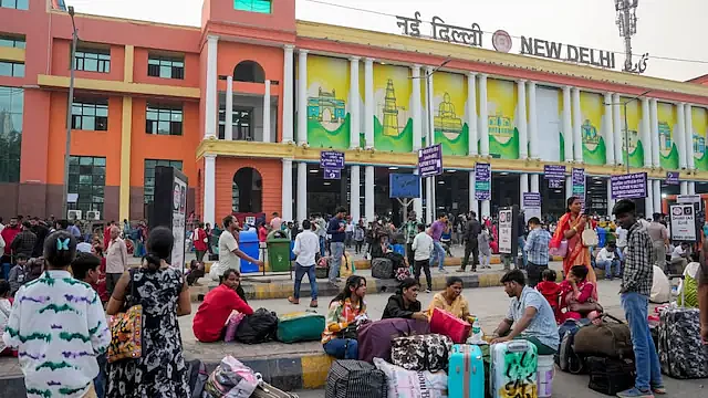 Stampede like situation in New Delhi Railway Station