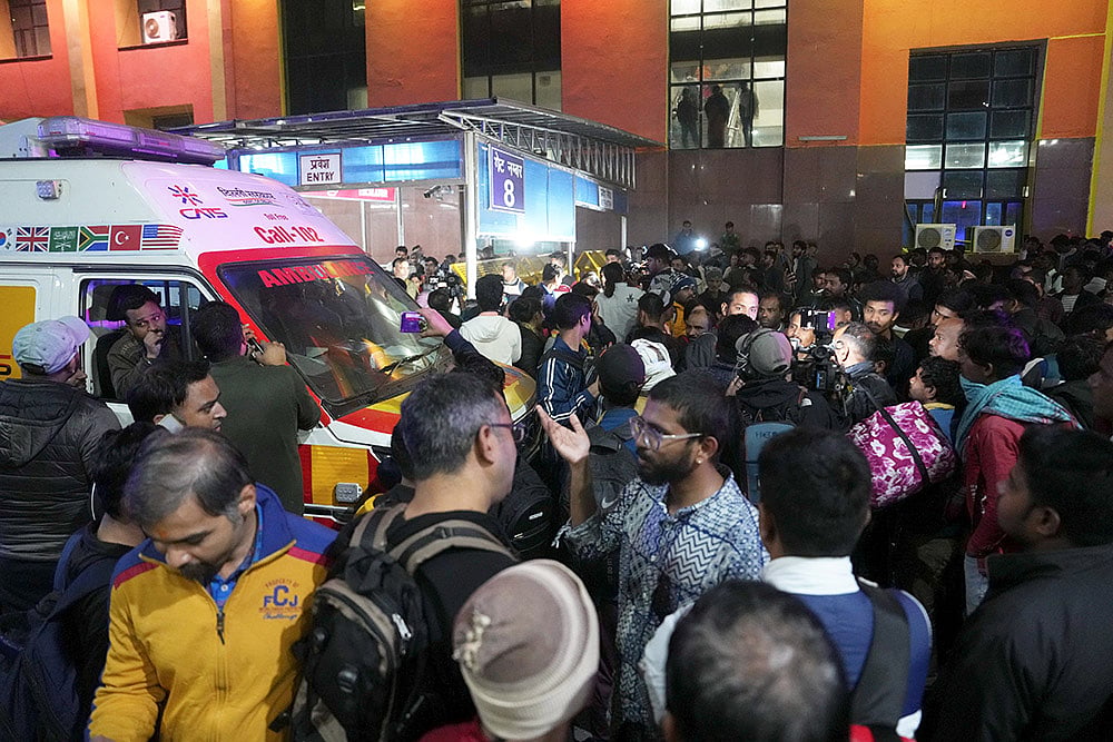 Mahakumbh 2025: Heavy rush at New Delhi railway station stampede pics