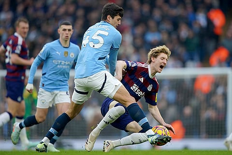 Premier League 2024-25: Manchester City's Abdukodir Khusanov vies for the ball with Newcastle's Anthony Gordon