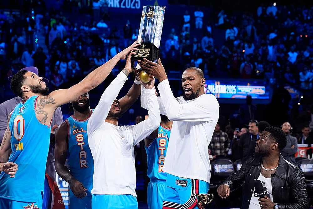 | Photo: AP/Godofredo A. Vásquez : 2025 NBA All Star Game: Members of Shaq's OGs hold the winners' trophy