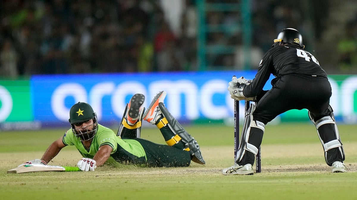 AP Photo/Anjum Naveed : Pakistan's Khushdil Shah, left, dives to safe his run out during the ICC Champions Trophy cricket match between Pakistan and New Zealand, in Karachi.