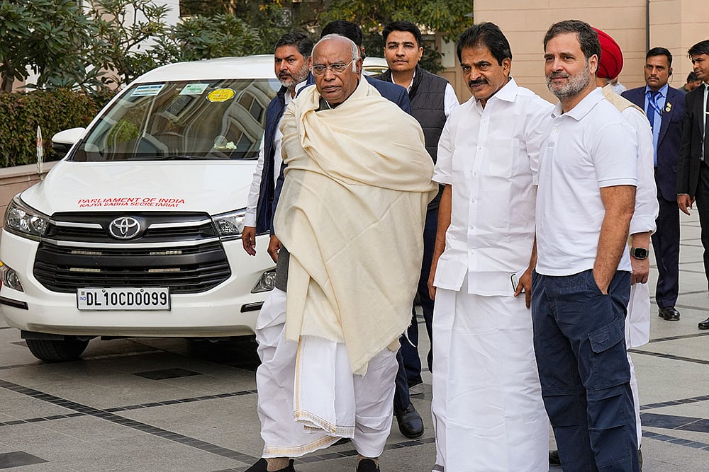 | Photo: PTI/Manvender Vashist Lav : Congress leaders meeting in Delhi