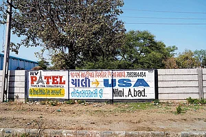 | Photo: Dinesh Parab : An ad “inviting” people to apply for US visa in a village in Kalol tehsil in Gandhinagar, Gujarat